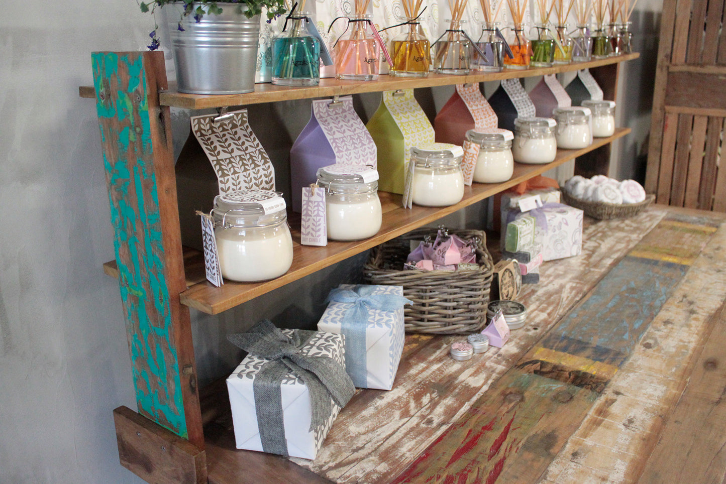 Standardtisch 1,8 m mit oberer Ablage