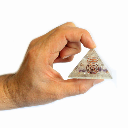 Mittlere Orgonitpyramide 55 mm Edelsteinchips und Kupfer