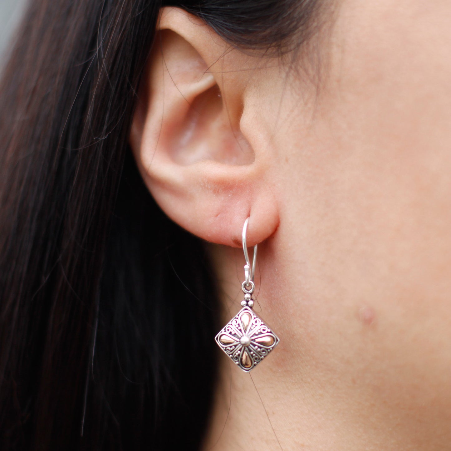 Silber- und Goldohrring - Quadratischer Tropfen