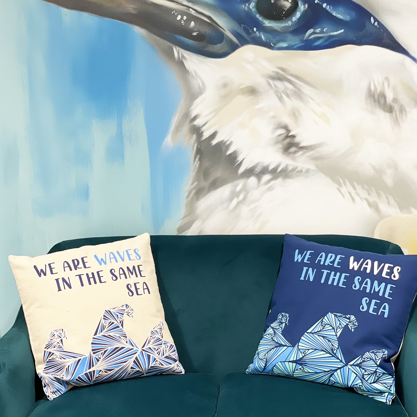 Bedruckter Kissenbezug aus Baumwolle – We Are Waves – Grau, Blau und Natur