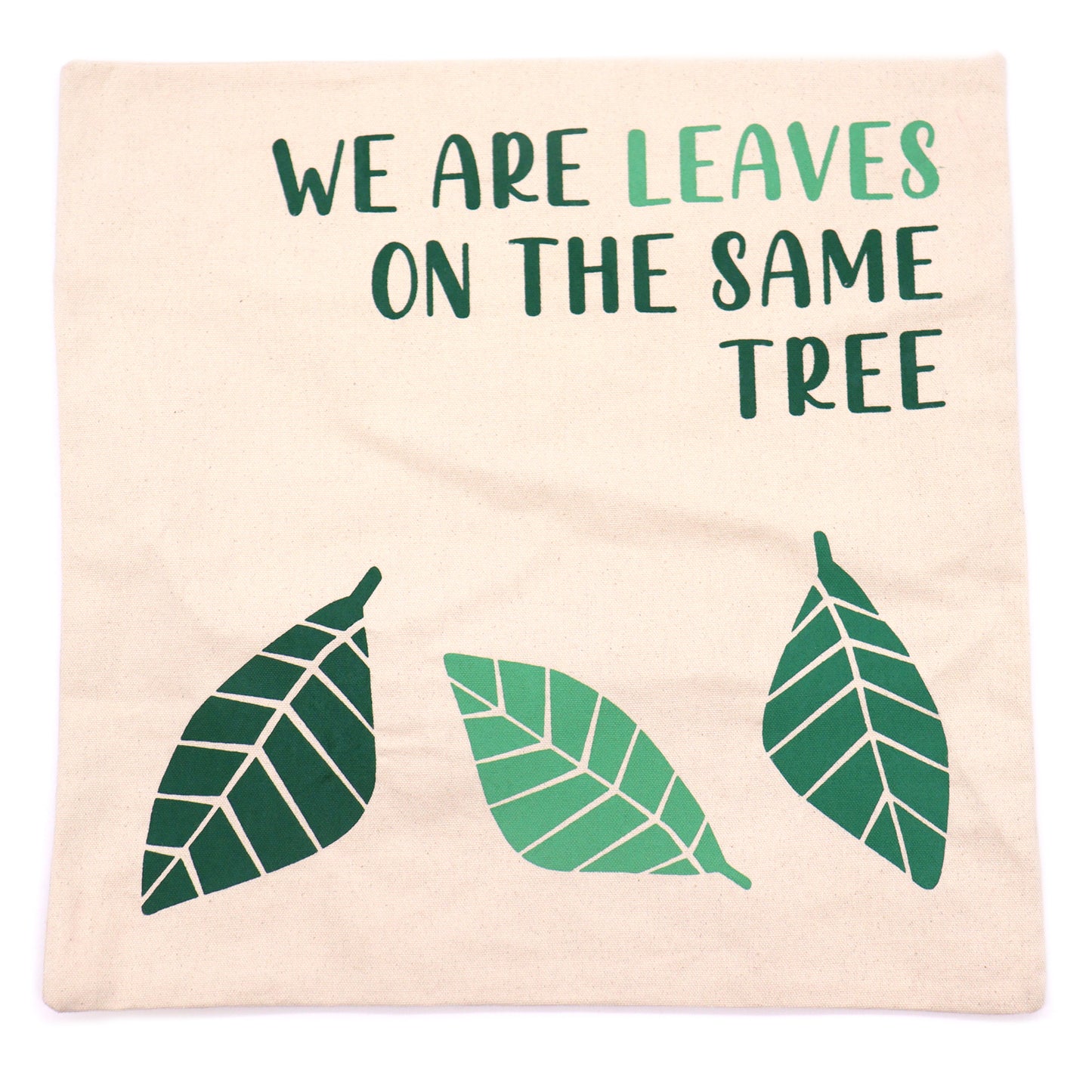 Bedruckter Kissenbezug aus Baumwolle – We Are Leaves – Gelb, Blau und Natur