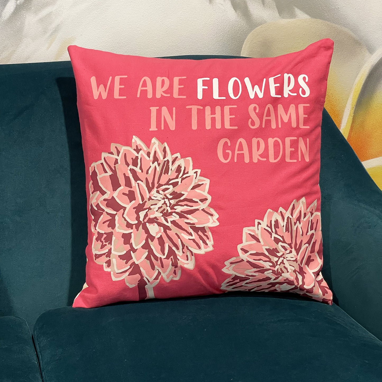 Bedruckter Kissenbezug aus Baumwolle – We Are Flowers – Olivgrün, Rosa und Natur
