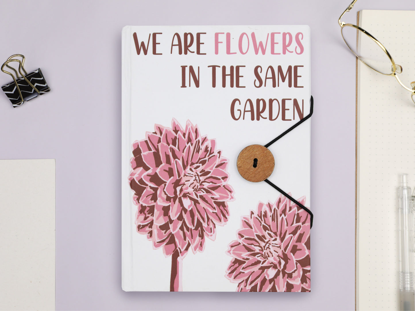 Kleines Notizbuch mit Riemen - Blumen im selben Garten