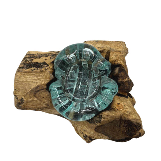 Kerzenhalter aus geschmolzenem Glas auf Holz