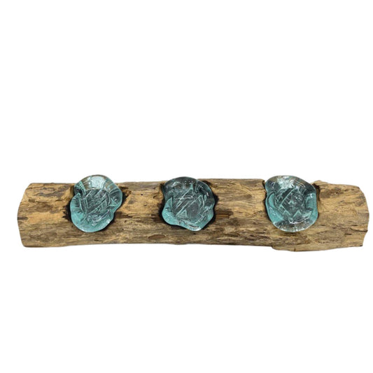 Flacher Dreifach-Kerzenhalter aus Moltonglas auf Holz