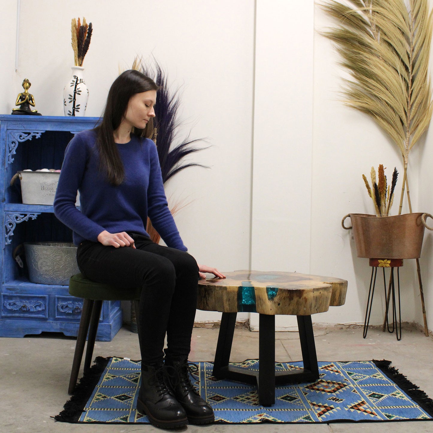 Table basse en tamarin et résine - Eau