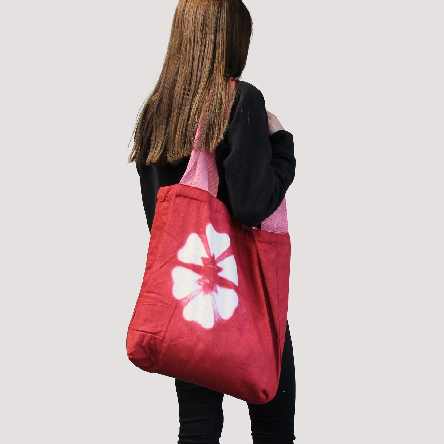 Naturbaumwolltasche mit „Tie Dye“-Design (220 g) – 38 x 42 x 12 cm – Granatblume – rosa Griff