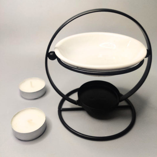 Runder Ständer aus Keramik und Metall.