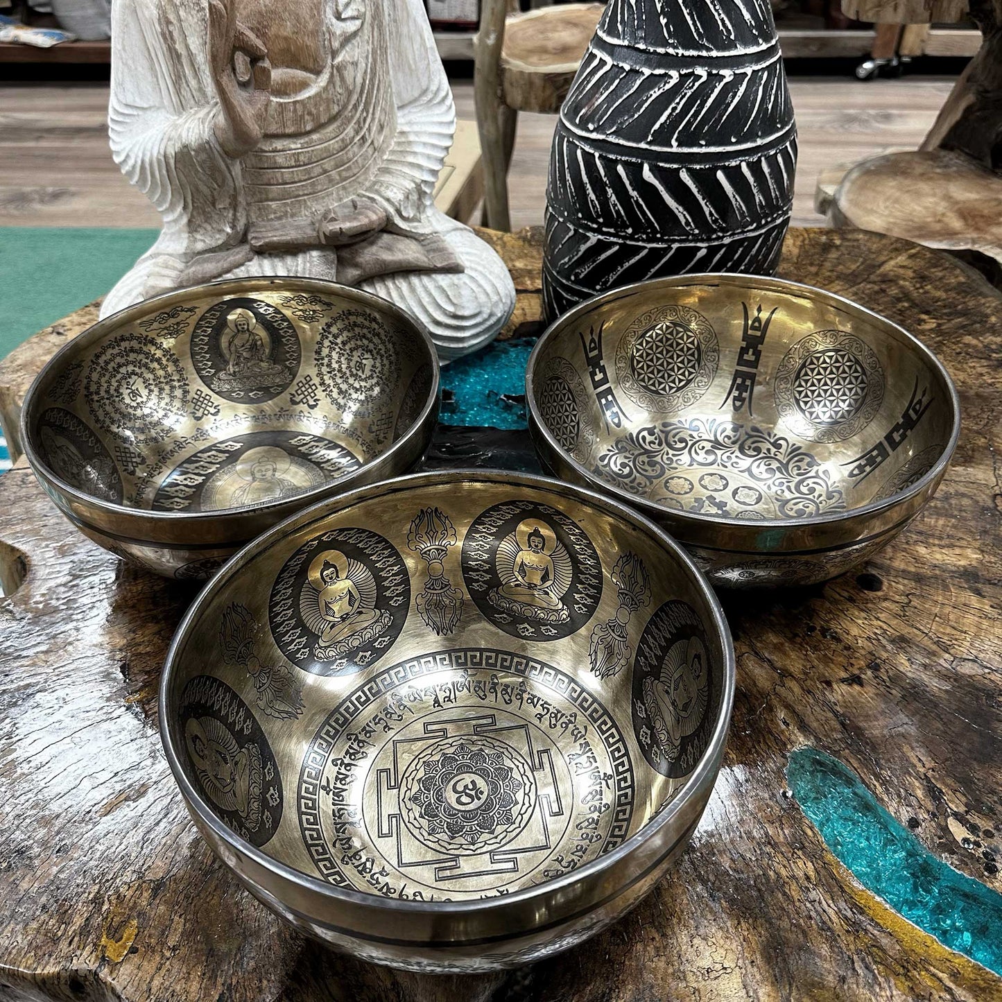Gravierte heilende tibetische Klangschale – 21 cm – 5 Buddhas