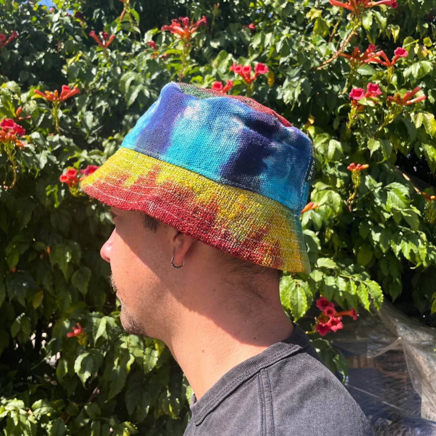 Batik-Festivalhut aus Hanf und Baumwolle im Boho-Stil mit Aufnähern