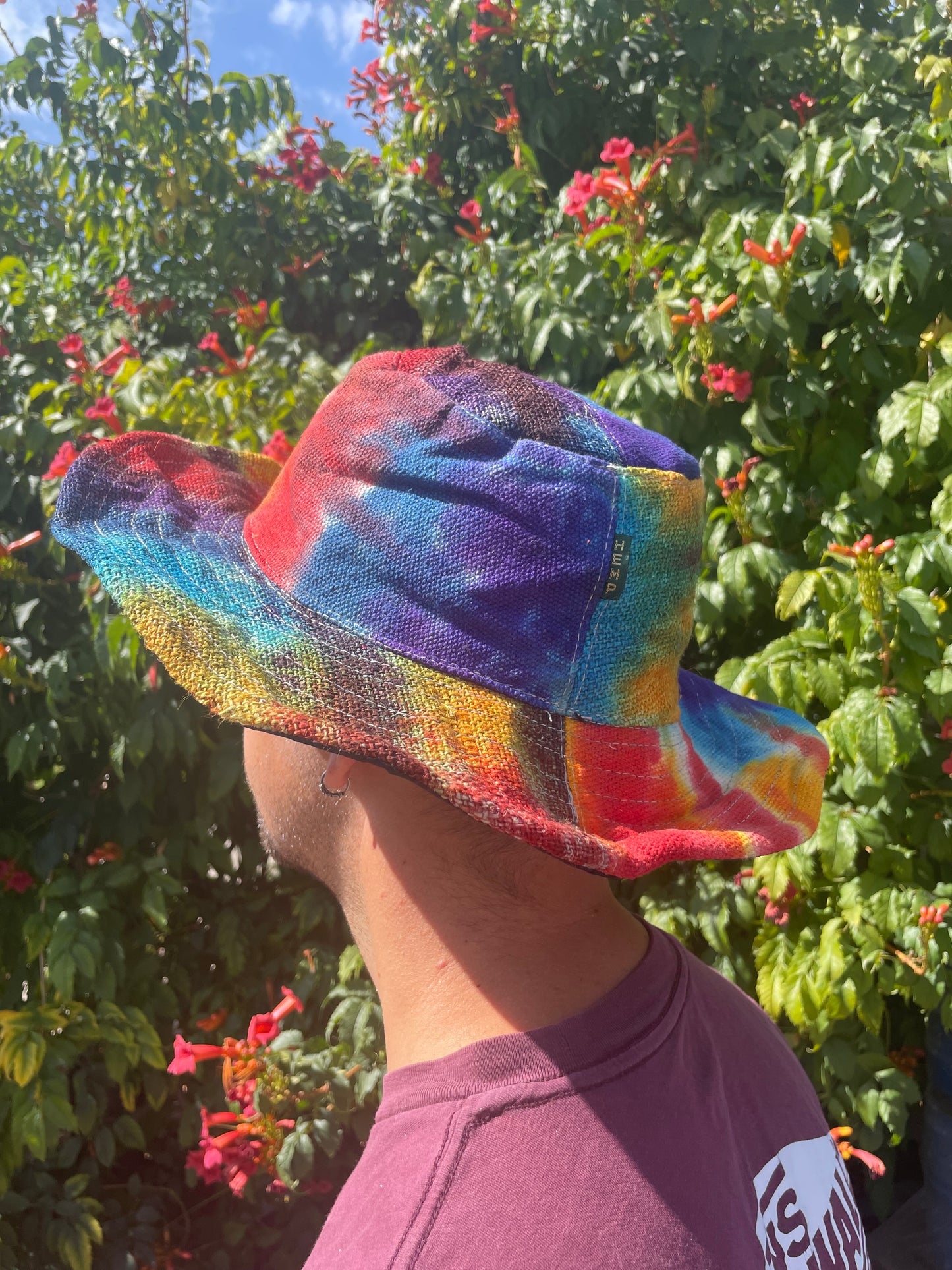 Batik-Festivalhut aus Hanf und Baumwolle im Boho-Stil mit Aufnähern und Reifen