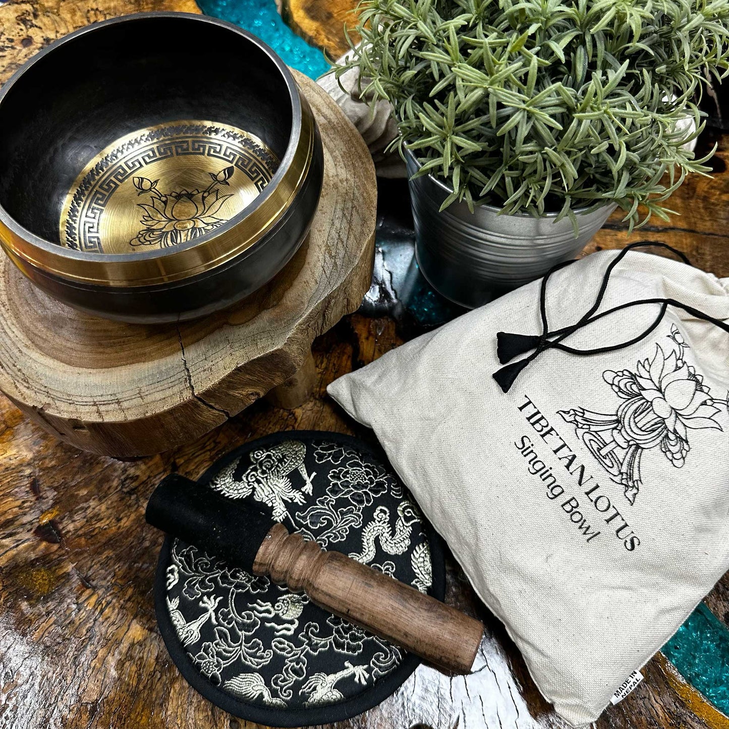 Handgeschlagenes und graviertes tibetisches Klangschalen-Geschenkset - 14 cm - Lotusblume