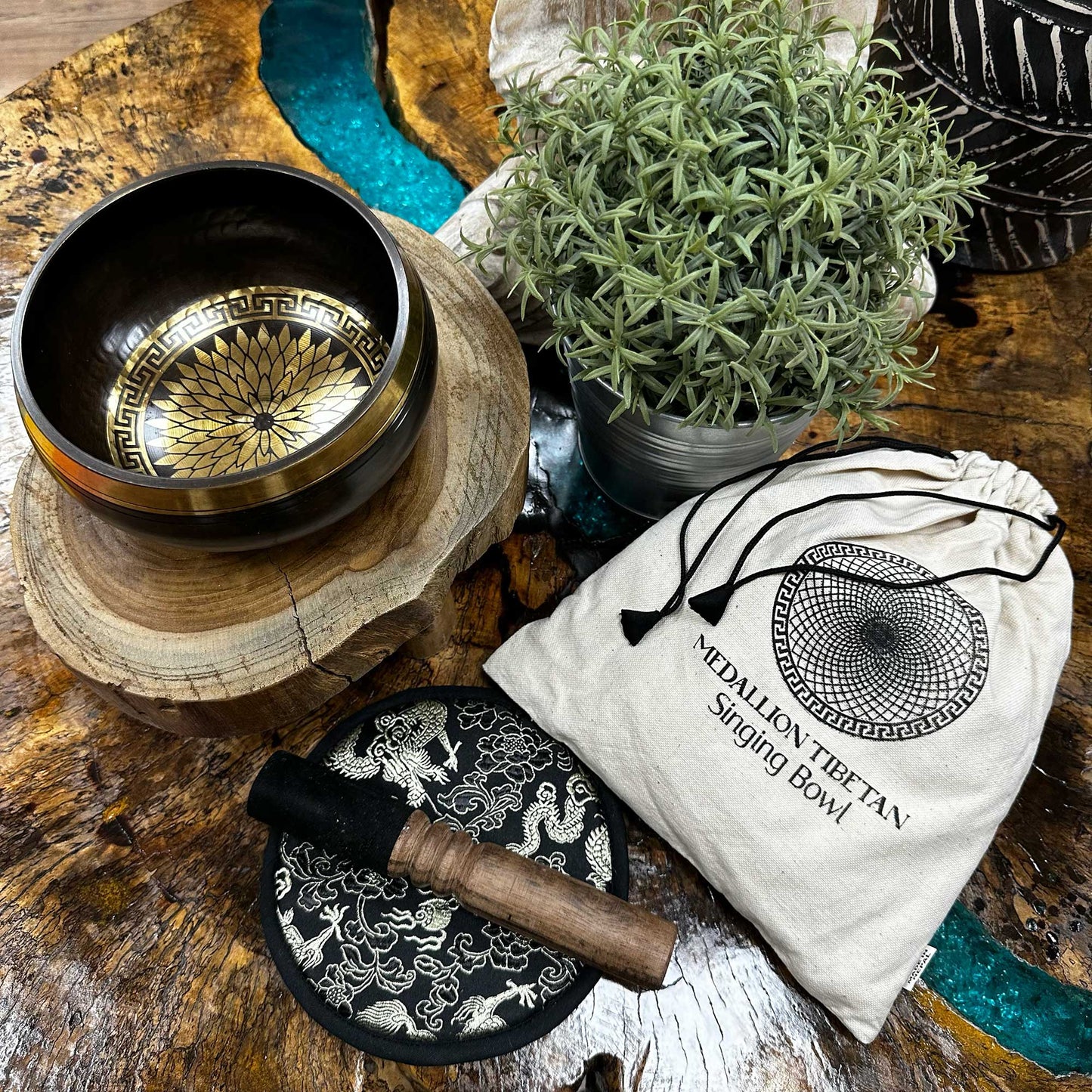 Handgeschlagenes und graviertes tibetisches Klangschalen-Geschenkset - 14 cm - Runde Medaillons