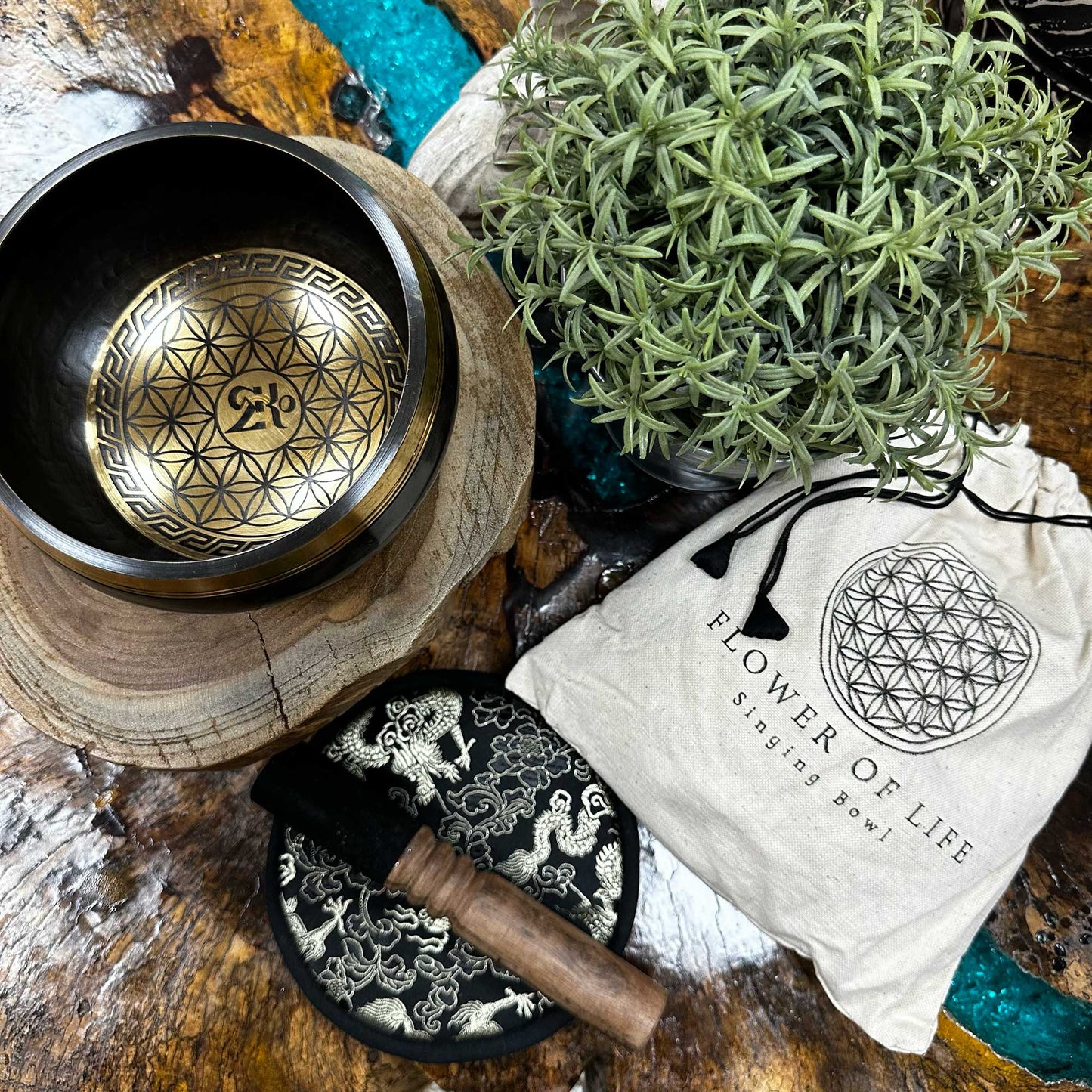 Handgeschlagenes und graviertes tibetisches Klangschalen-Geschenkset - 14 cm - Blume des Lebens