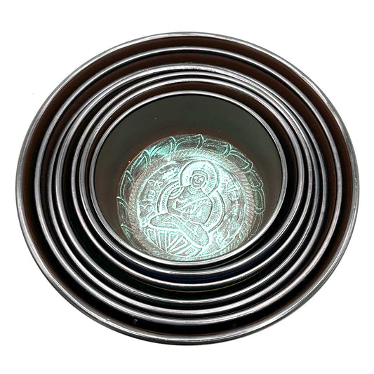 Grand ensemble de sept bols chantants tibétains pour chakras (19,5-35 cm)