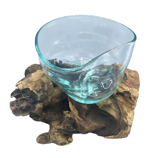 Vollständig verformte geschmolzene Glasschale auf Holz