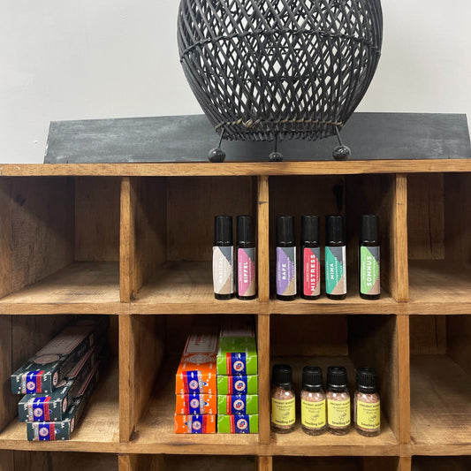 Kerzenhalter und Regale