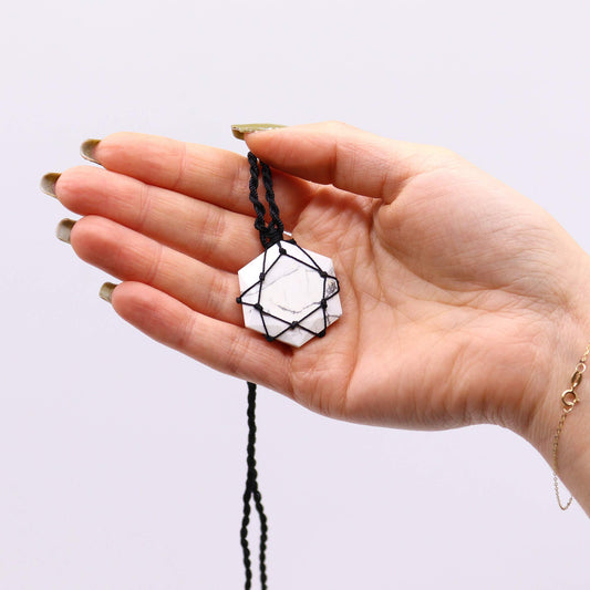 Pendentif hexagonal en pierres précieuses entrelacées - Howlite blanche