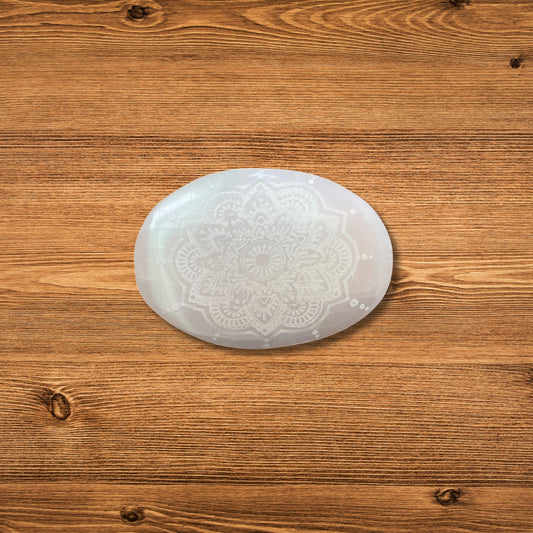 Selenit-Handstein – Graviertes Mandala