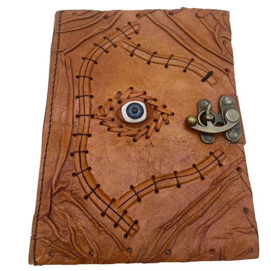 Hellbraunes Notizbuch mit bösem Blick und abgenutzten Kanten