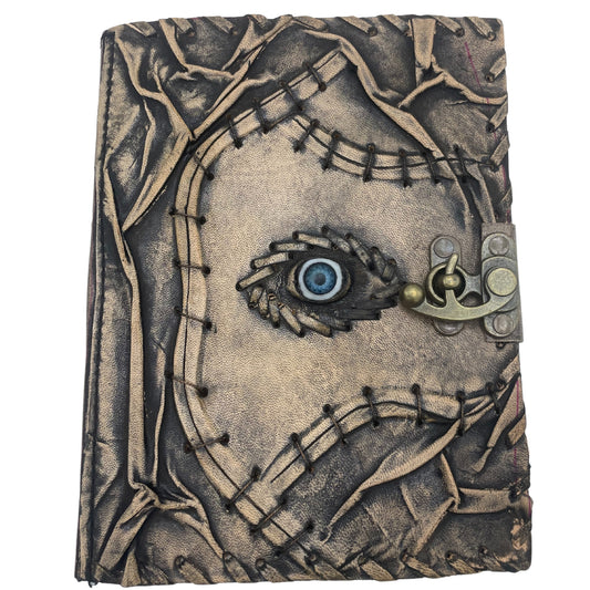 Braunes Notizbuch mit bösem Blick und abgenutzten Kanten