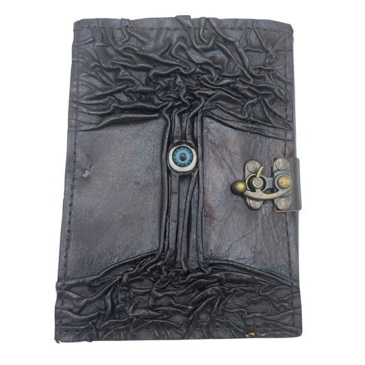 Dunkelbraunes Notizbuch mit bösem Blick und abgenutzten Kanten