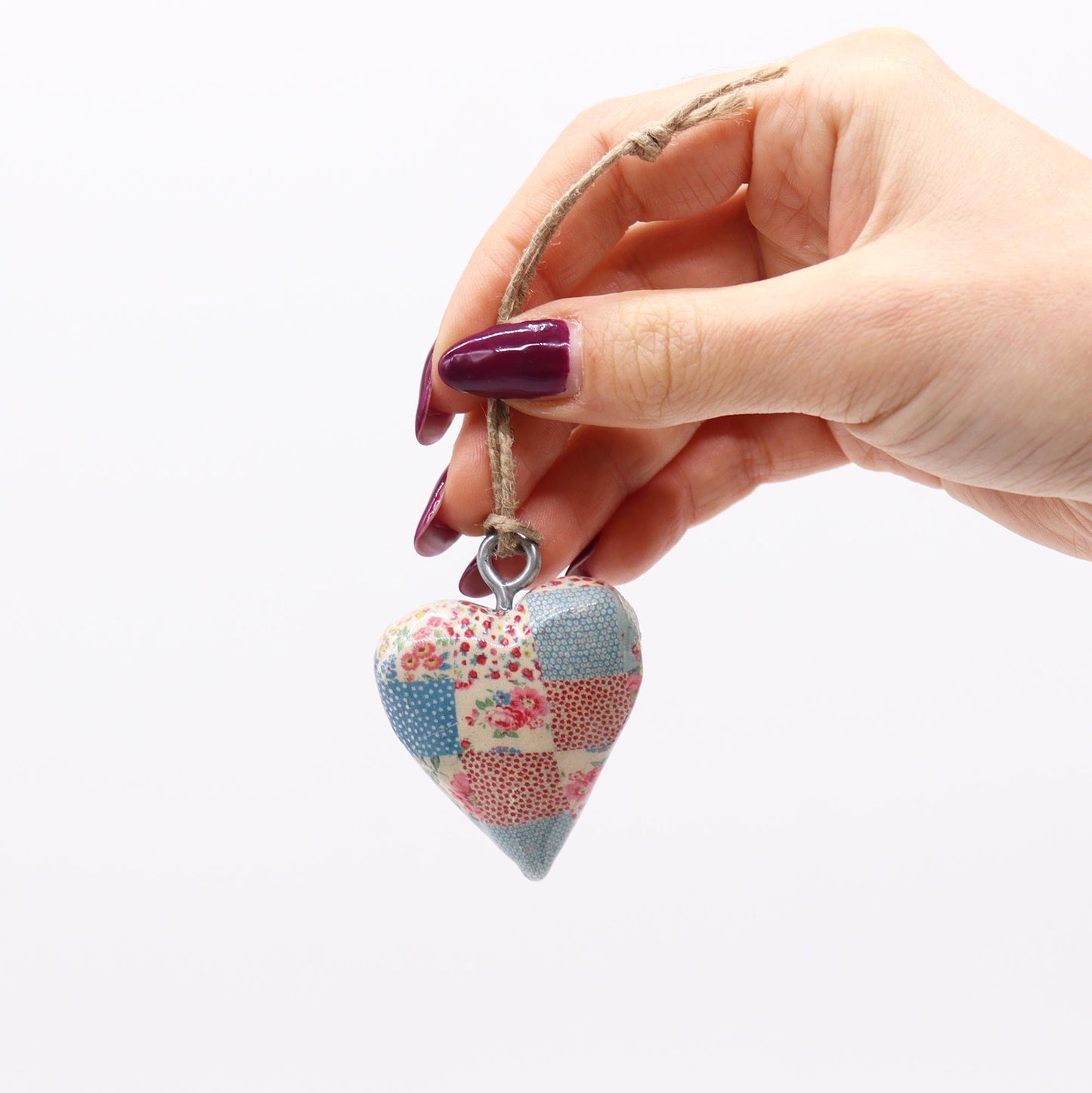 Kleines dekoratives Holzherz - blaue und rote Quadrate