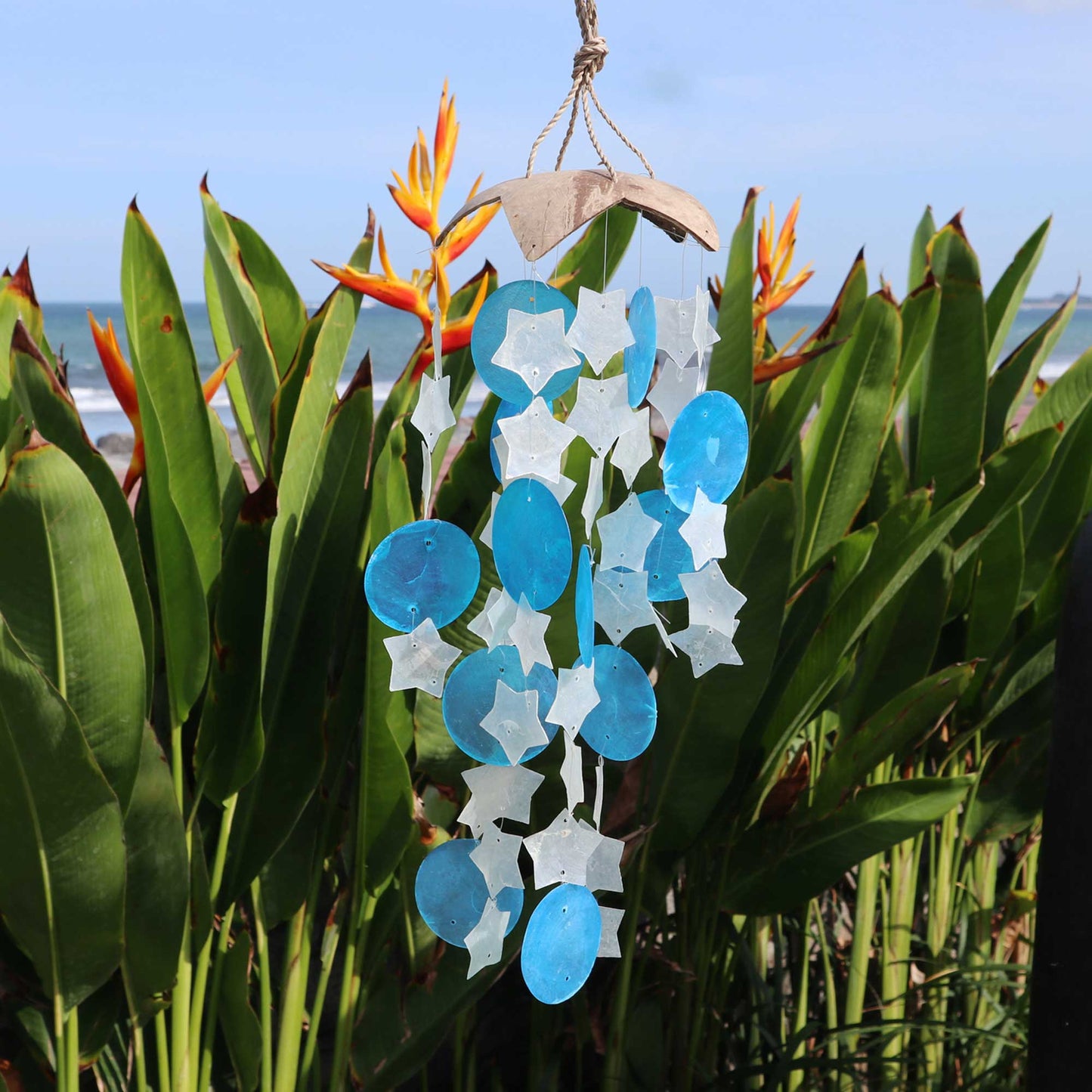 Windspiel aus Kokosnuss und Capiz – Blaue und weiße Sterne – 30 cm