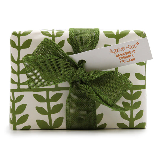 Geschenkset: Badebombe mit weißer Feige und wilder Blaubeere + Rhabarberkerze