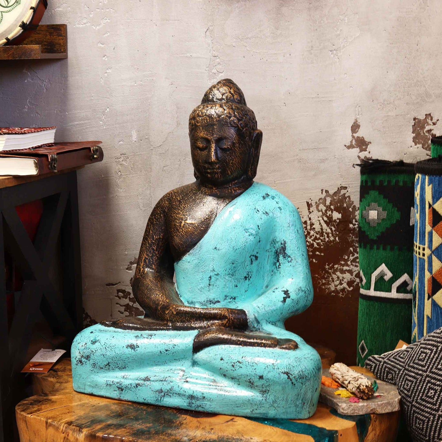 Klassischer mittelgroßer Buddha aus Türkis und Stein – 0,5 m