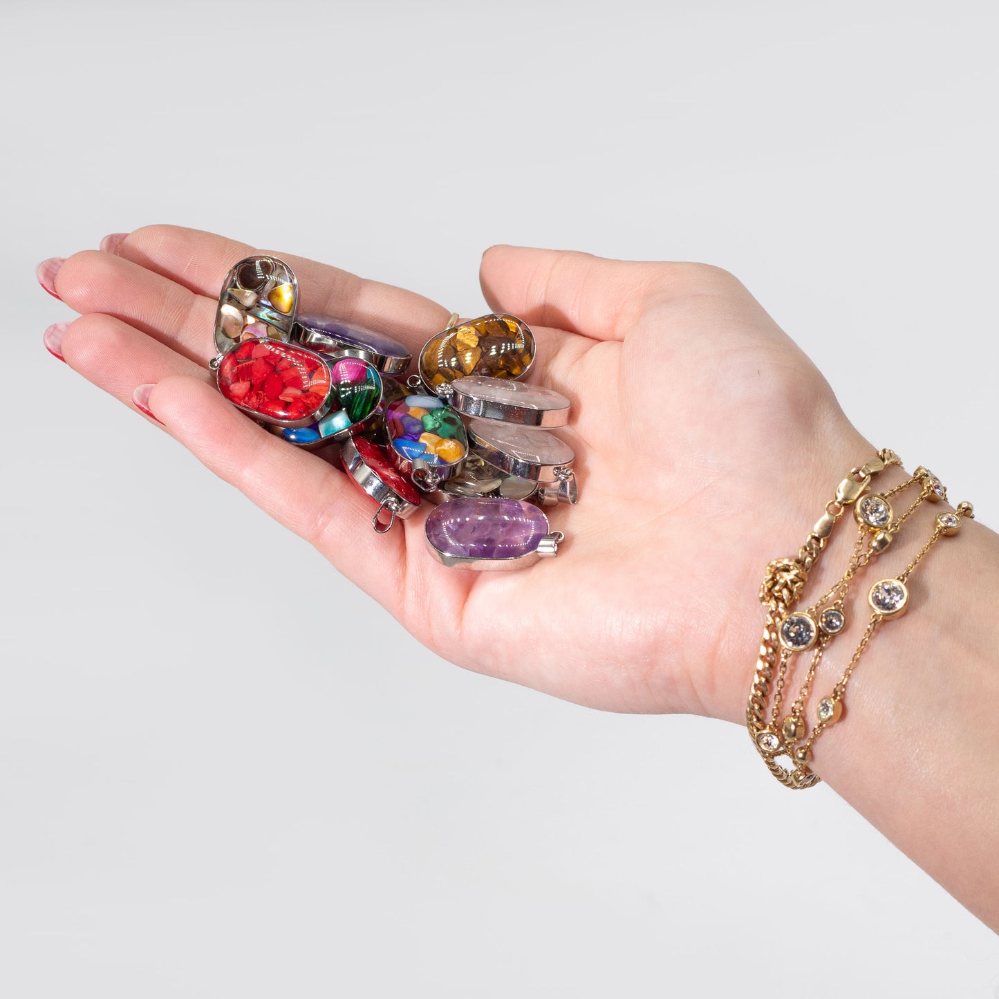 12 pendentifs ovales avec boîtier en acier - Assortiment de pierres précieuses et de coquillages