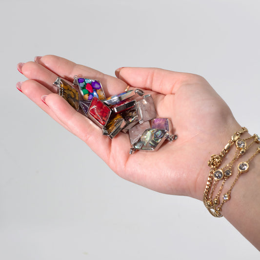 12 x Anhänger in Diamantform mit Stahlgehäuse – Sortiment aus Edelsteinsplittern und Muscheln