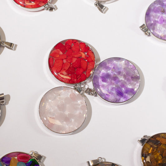 12 x runde Anhänger mit Stahlgehäuse – Edelsteinsplitter- und Muschelsortiment