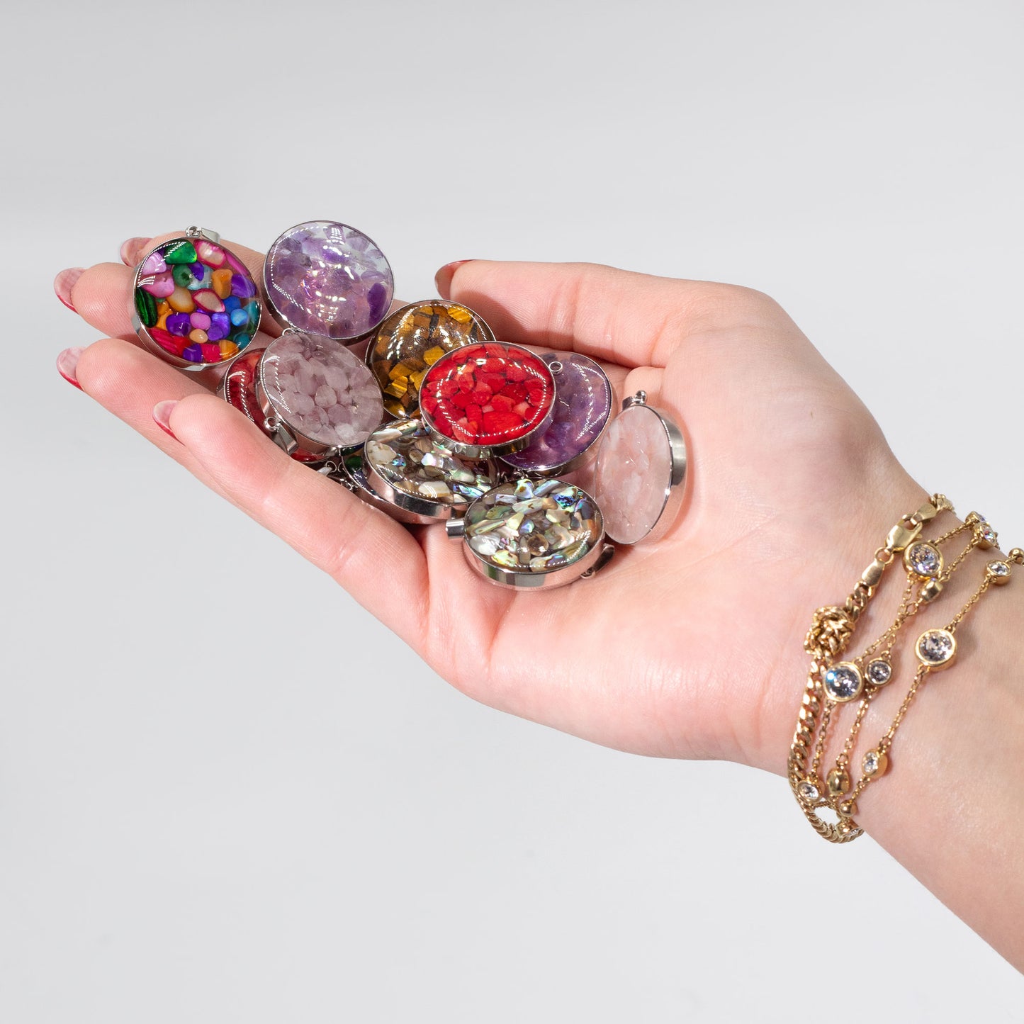 12 pendentifs ronds avec boîtier en acier - Assortiment de pierres précieuses et de coquillages