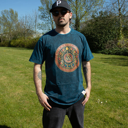 Nomad Sari Stone Washed T-Shirt aus Baumwolle – Stay Wild Moon Child – Blau – Groß