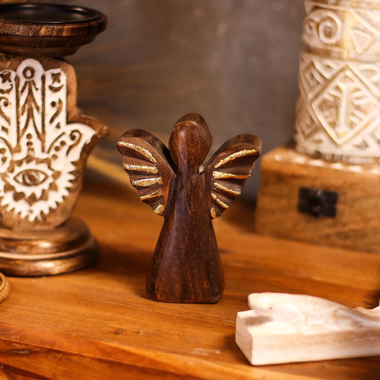 Ángel pequeño de madera de mango - Decoración dorada - 12 cm