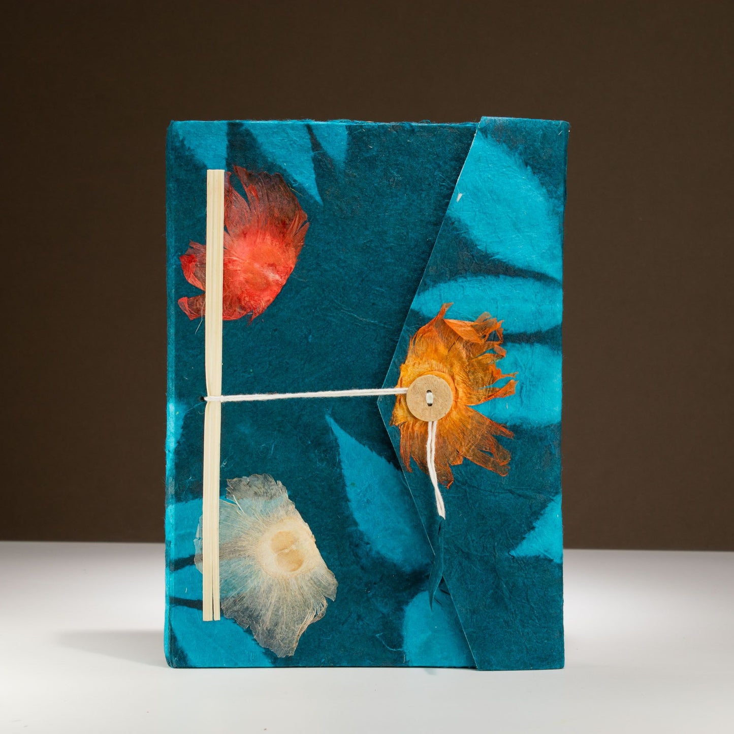Lokta Notizbuch „Bold Floral“ – Groß (21x15cm) – 45 Blatt – Inkl. Lesezeichen – Mitternachtsblau