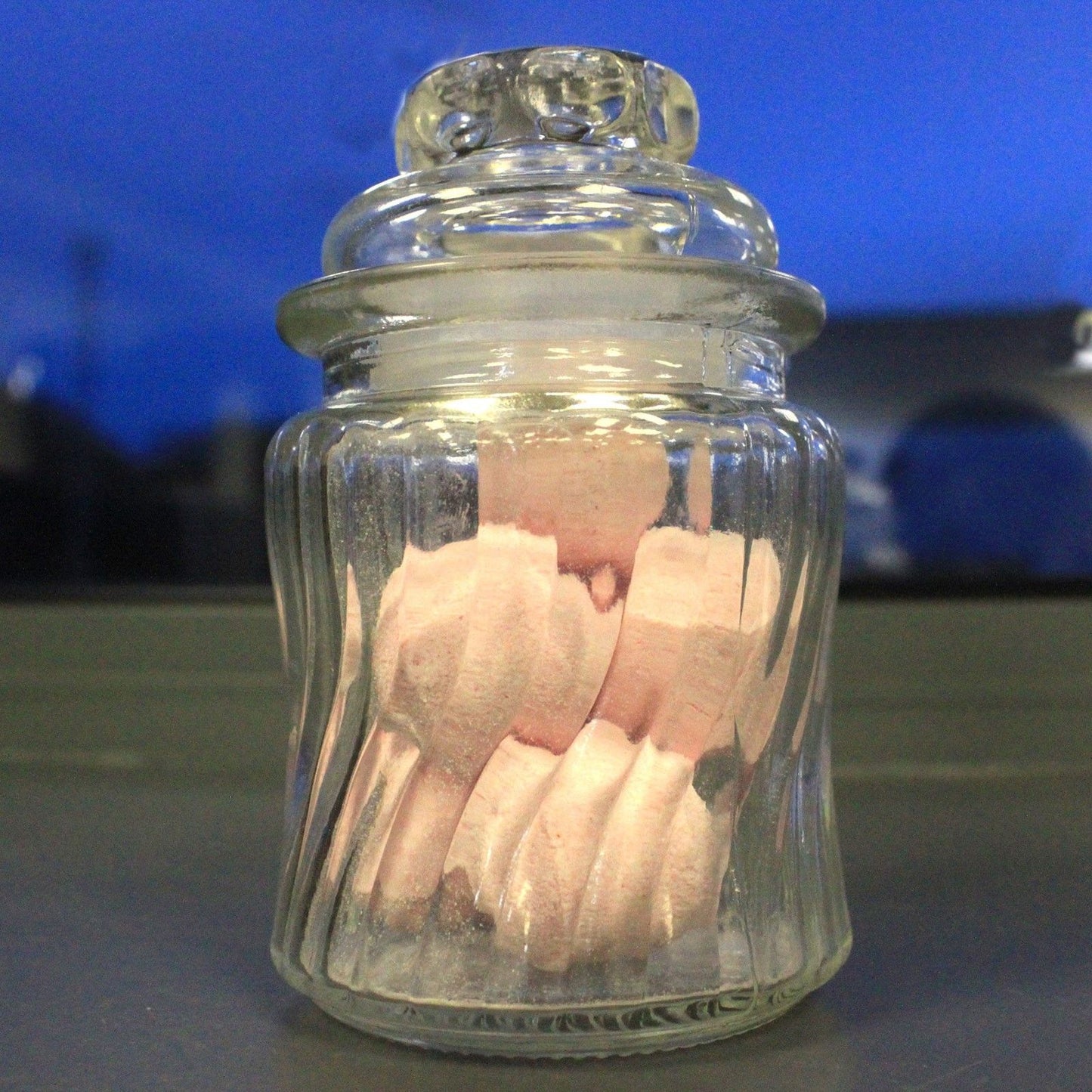 Boîte de pots de bonbons avec des lignes tourbillonnantes