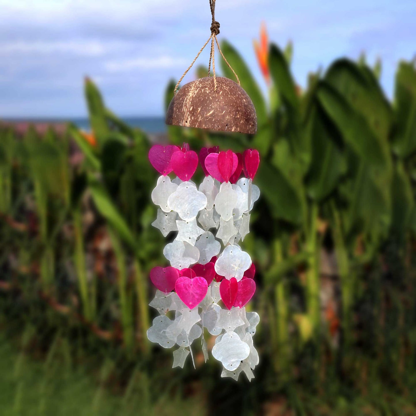 Carillons éoliens en noix de coco et capiz - Formes mixtes en rose et blanc - 35 cm