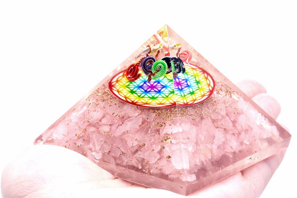 Pyramide d'orgonite Lrg 70 mm - Gemmes des chakras - Quartz rose Fleur de vie arc-en-ciel - 70 mm