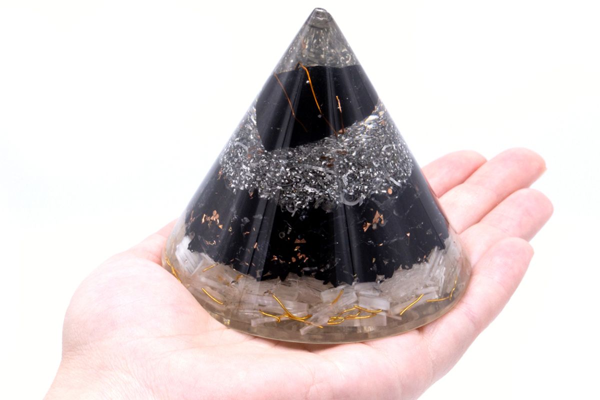 Cône d'orgonite - Sélénite et tourmaline noire en cuivre - 90 mm