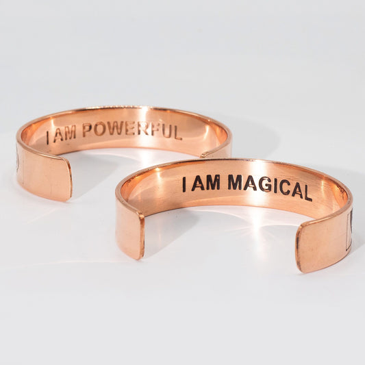 Massive Kupferarmbänder mit eingravierten Affirmationen (sortiert)