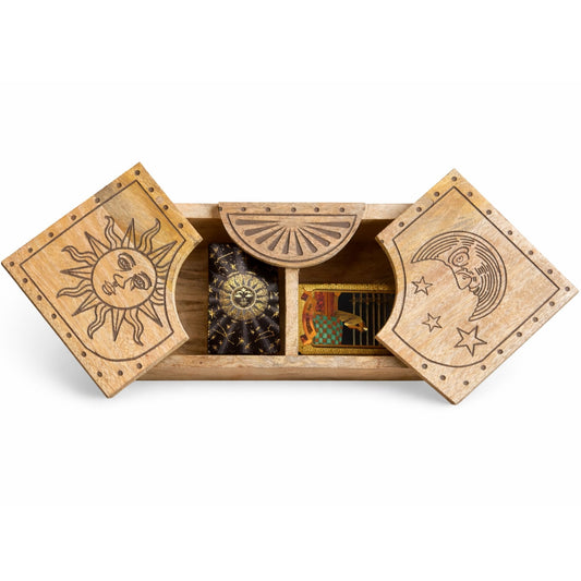 Geschnitzte Schiebebox mit Sonne und Mond