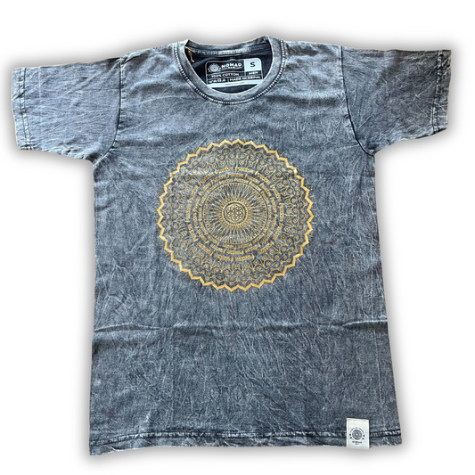 Camiseta Nomad Sari Mediana - Mandala - Gris oscuro