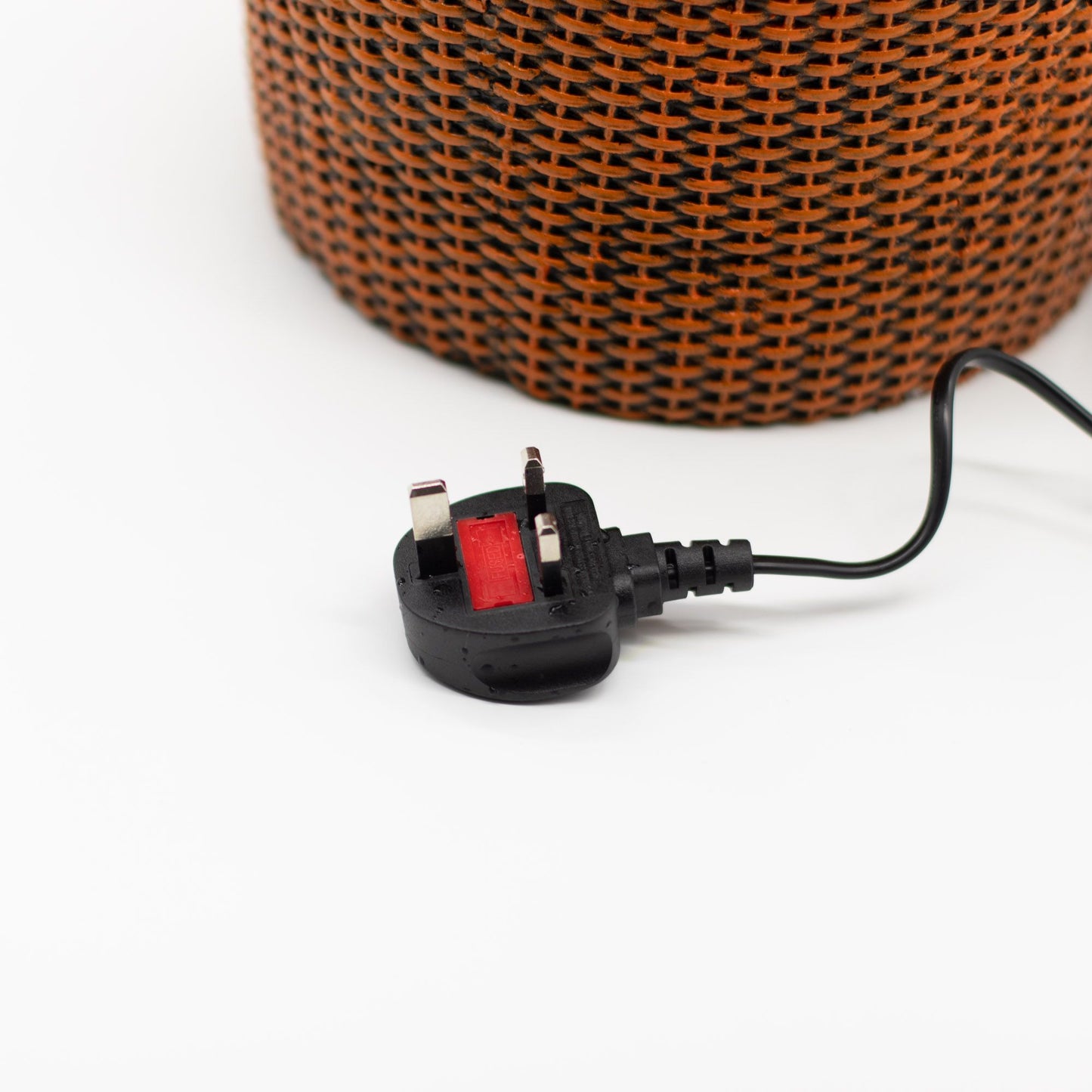 Grande fontaine - 24 x 22 x 48 cm - Boule de cristal aux couleurs changeantes dans une urne grecque placée dans un panier