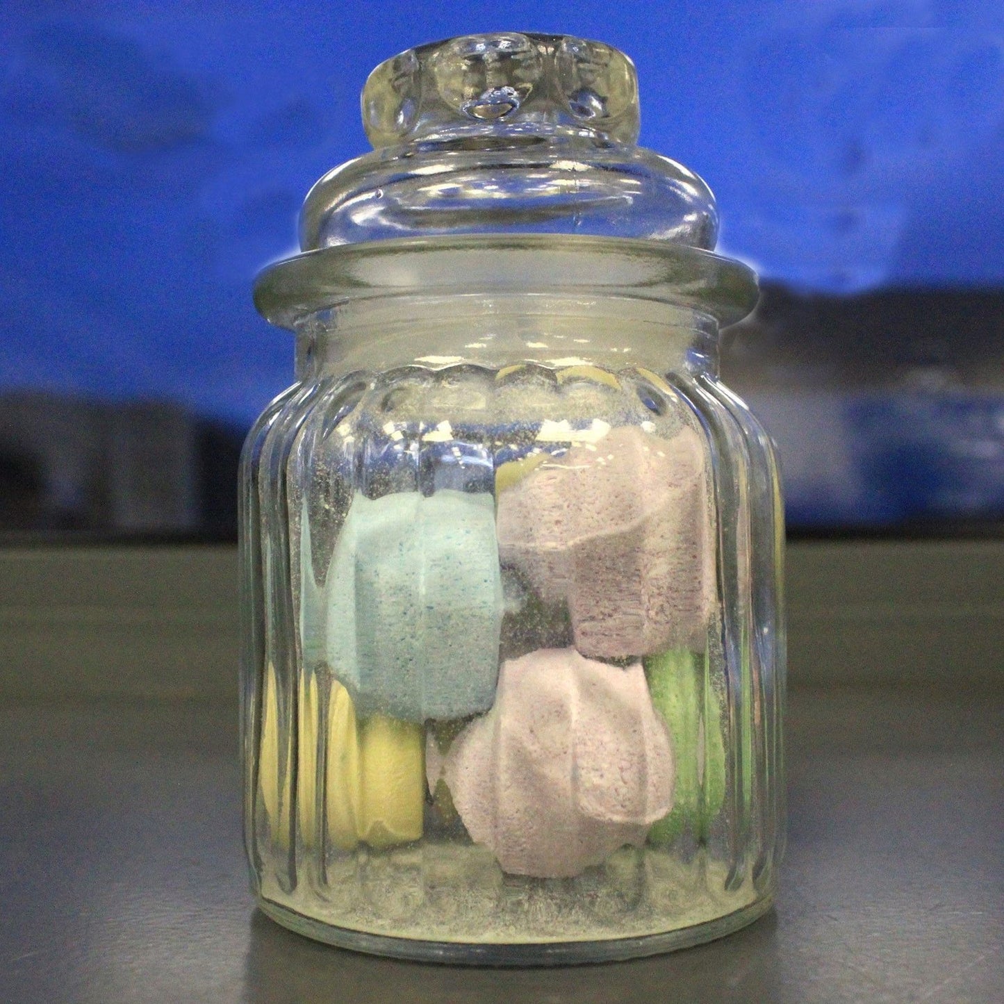 Bonbonglasschachtel mit vertikalen Linien