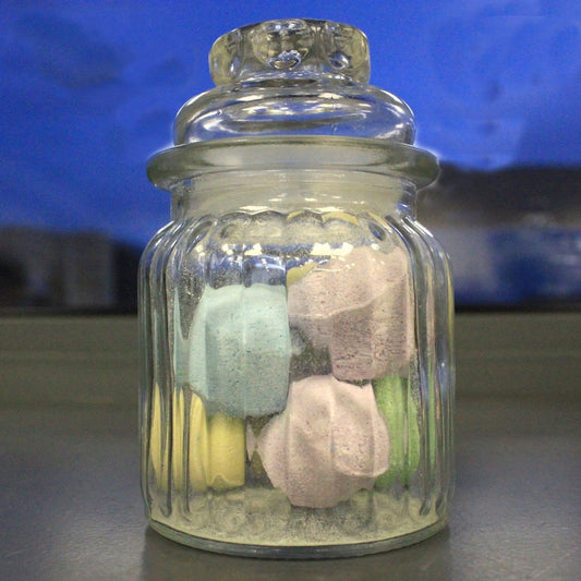 Bonbonglasschachtel mit vertikalen Linien