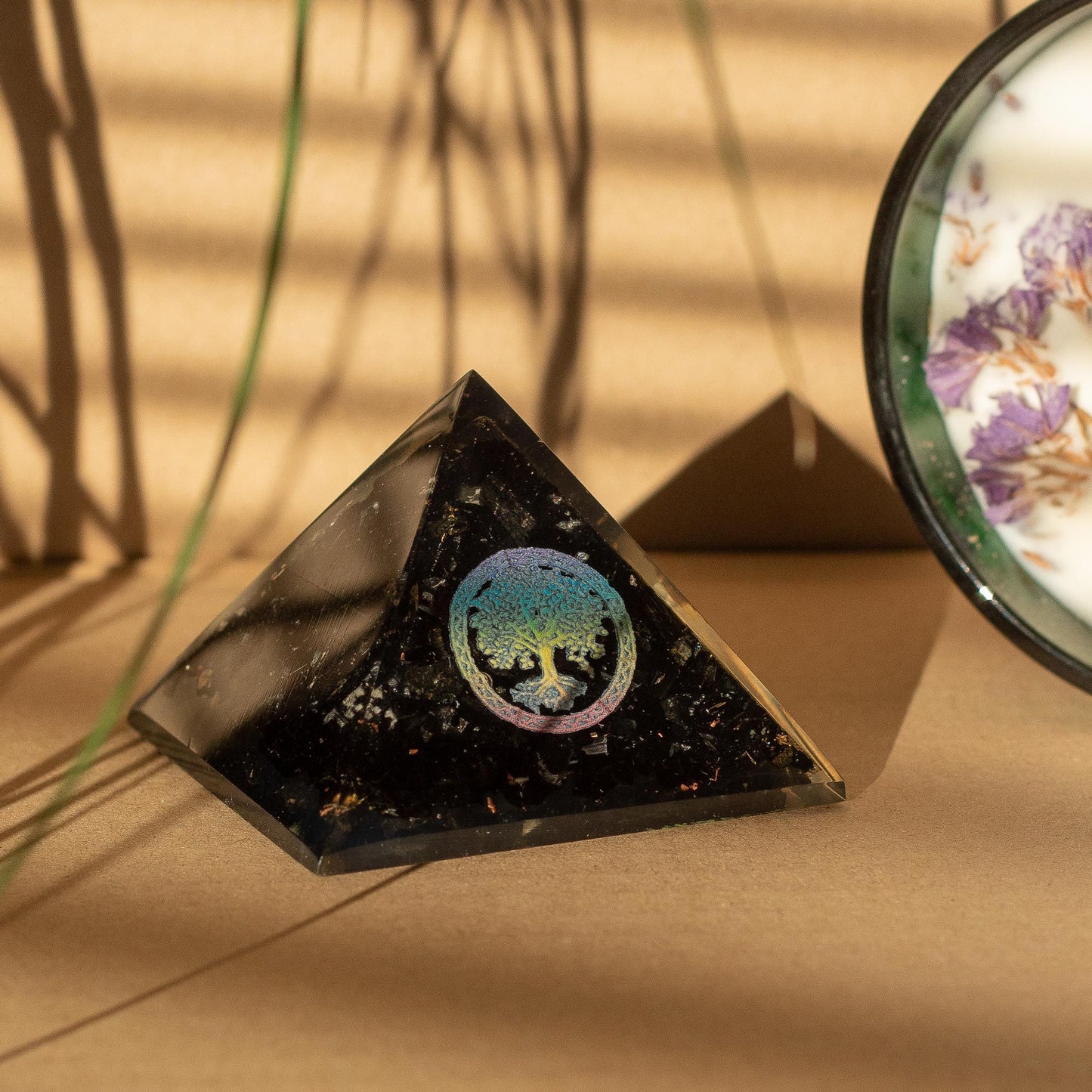 Kleine Orgonitpyramiden 5,5 x 4,5 cm – Lebensbaum – Stücke aus schwarzem Turmalin