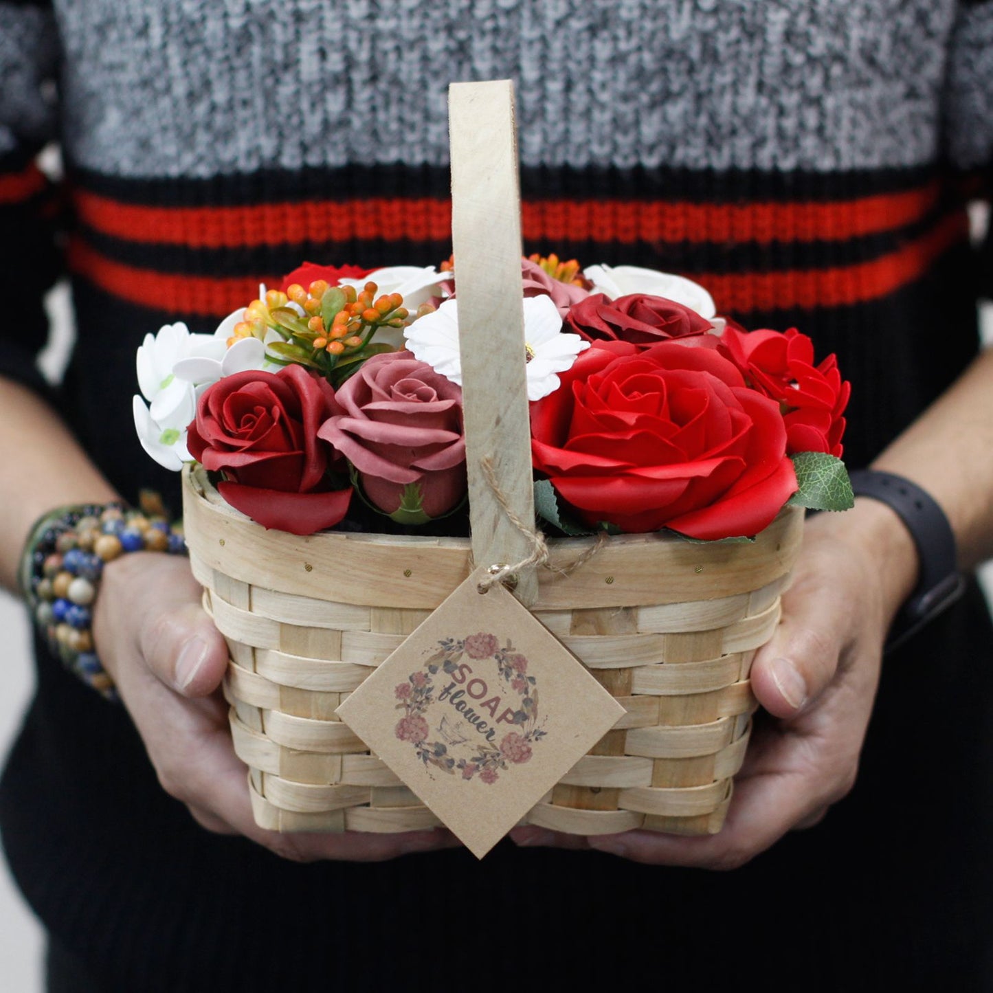 Bouquet dans un panier en osier - grand rouge