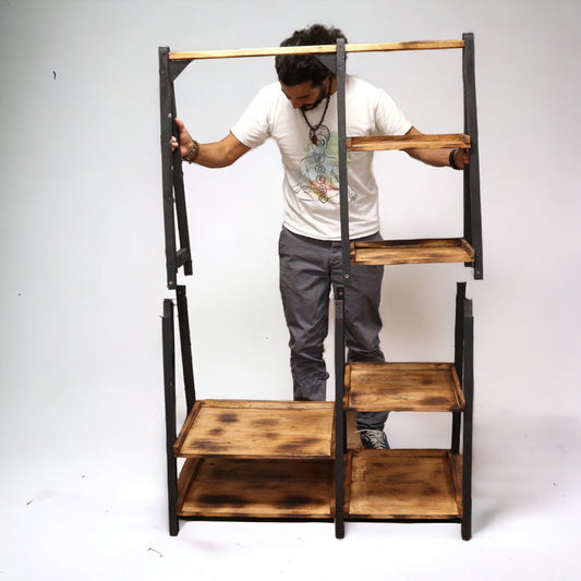 Dreieckiger Kleiderständer und Regale